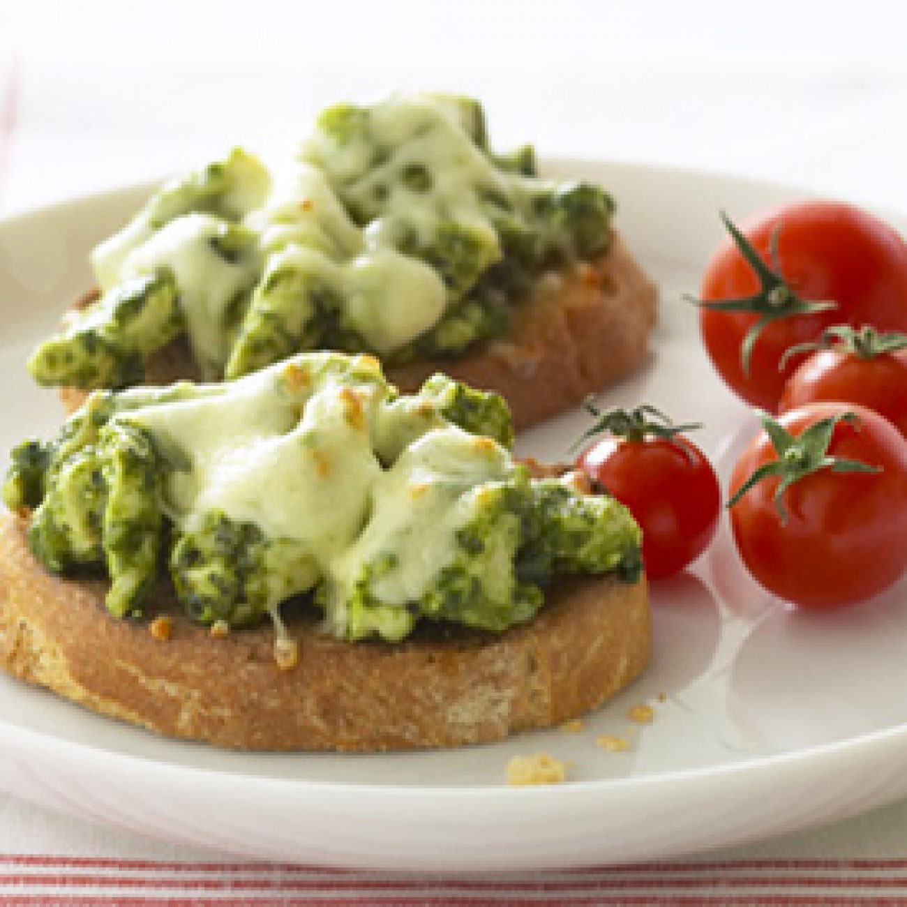 Bruschette estive di pollo al pesto