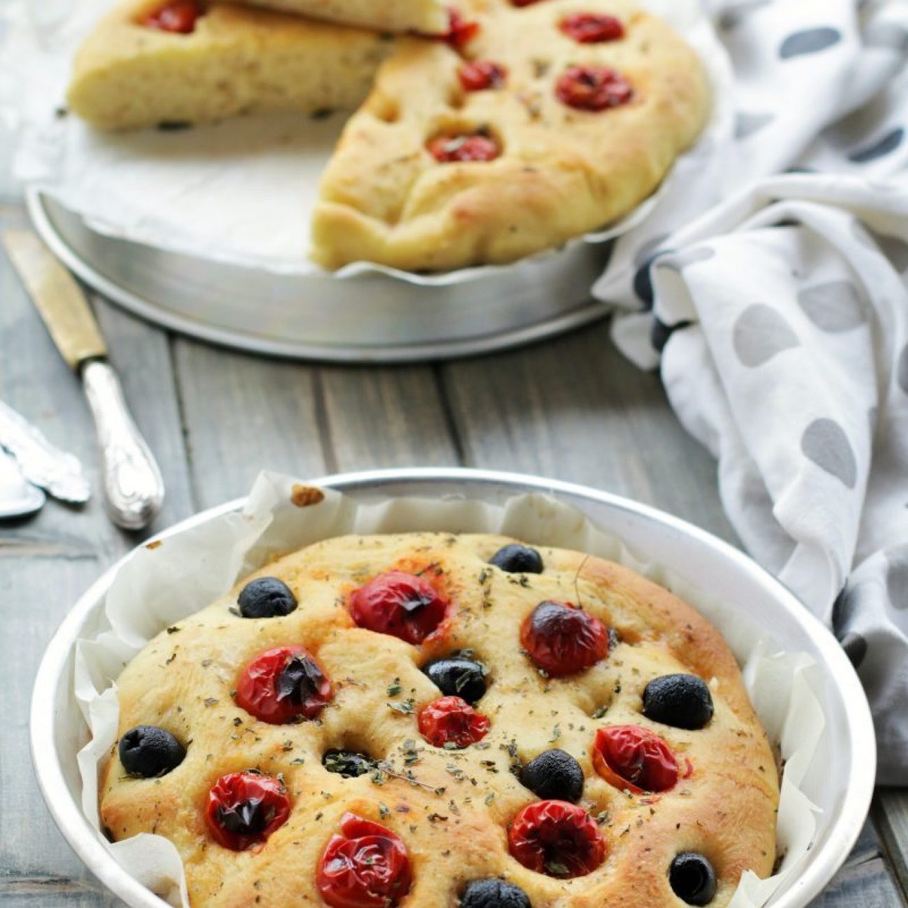 FOCACCIA PUGLIESE CON OLIVE E POMODORINI