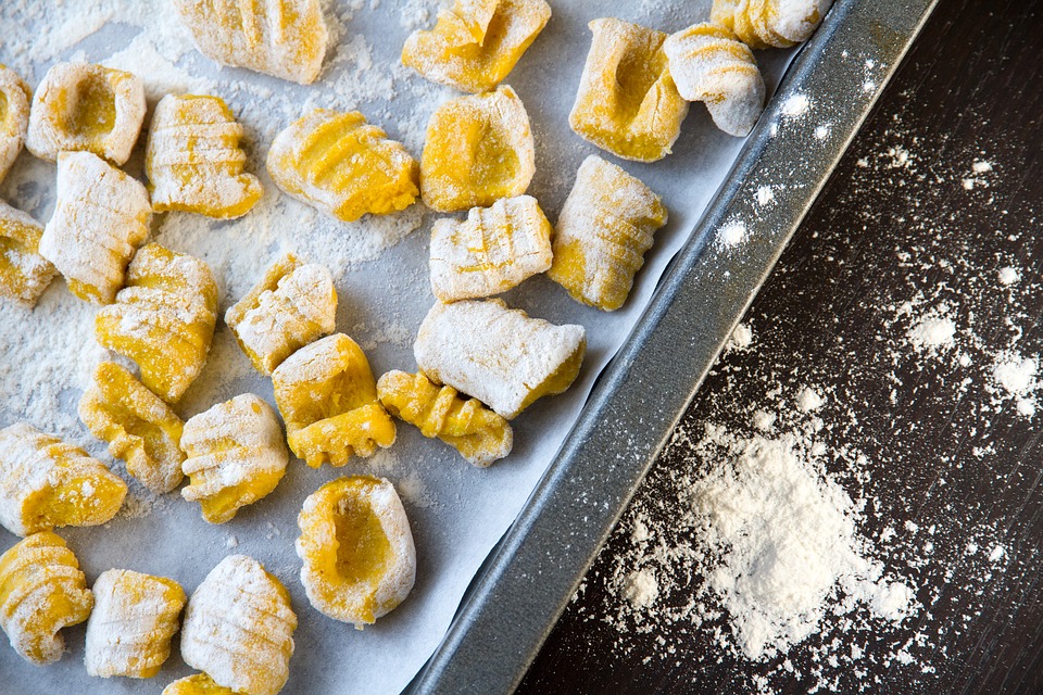 Gnocchi di topinambur con fave e mazzancolle