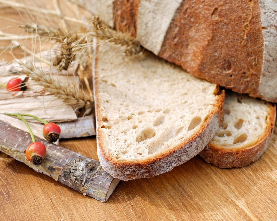 Bruschette con purea di fave e speck