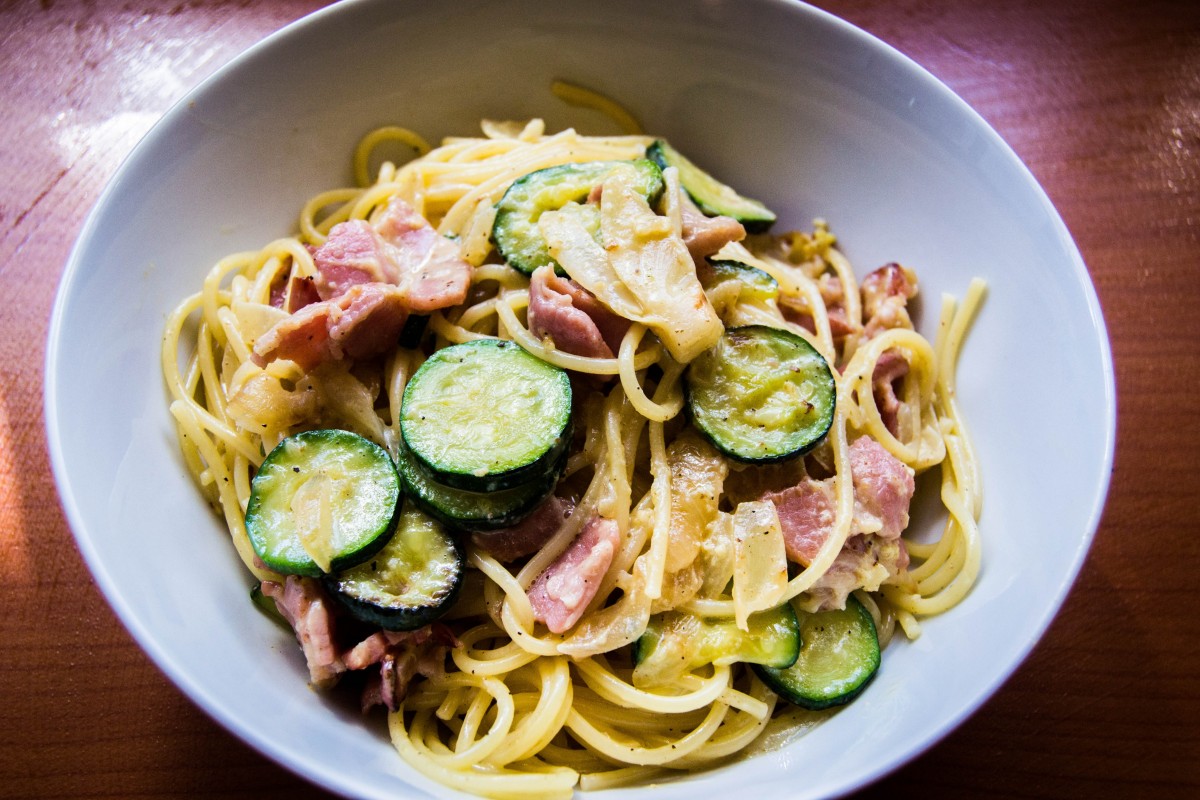 Pasta zucchine e speck alla curcuma