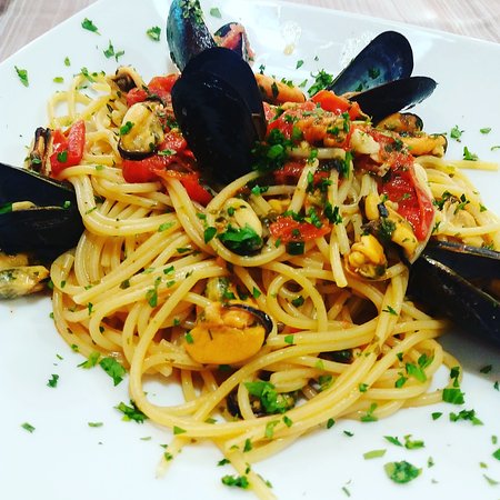 Spaghetti con cozze e pecorino