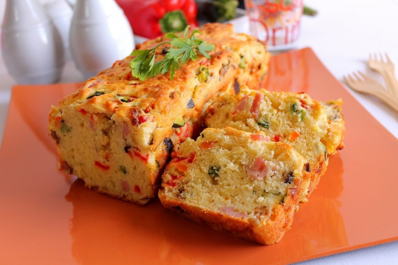 Plumcake salato con prosciutto, formaggio e verdure