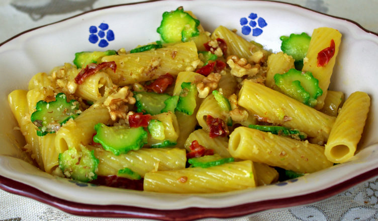 Carbonara con zucchine, noci e pomodori secchi